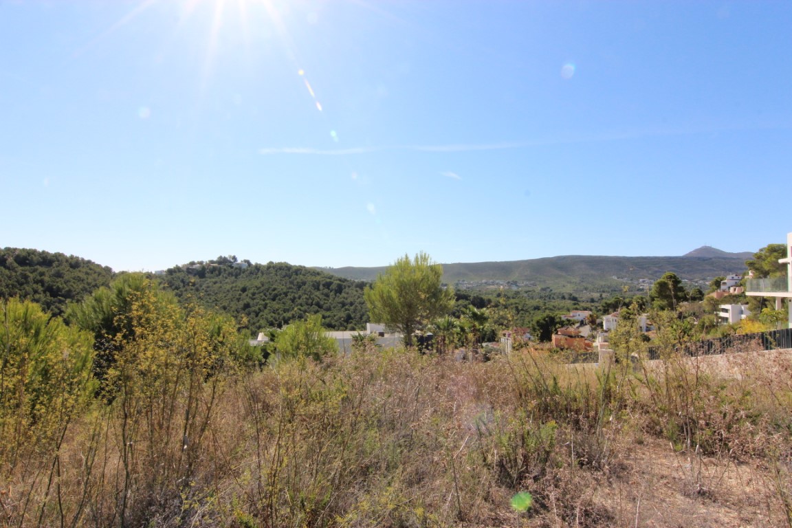Nearly flat building plot with sea views for sale in Jávea, located in a quiet location