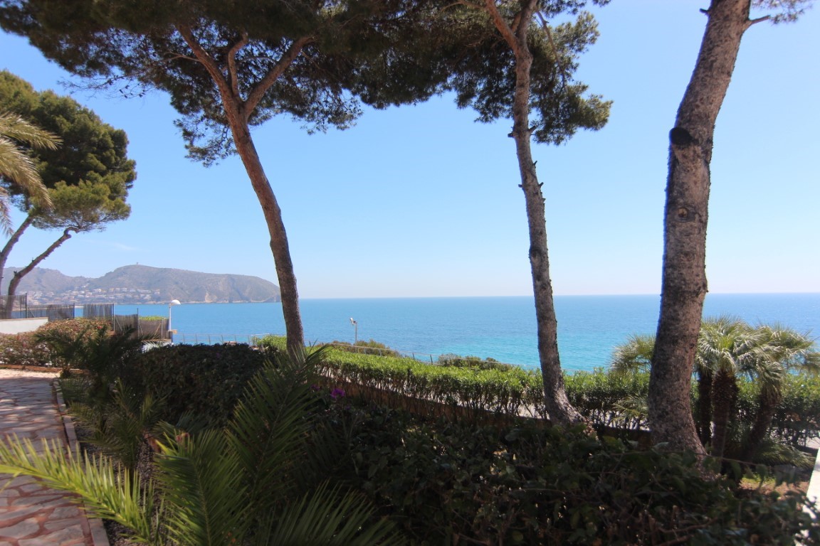This beautiful villa is located on the first line and offers a beautiful view over