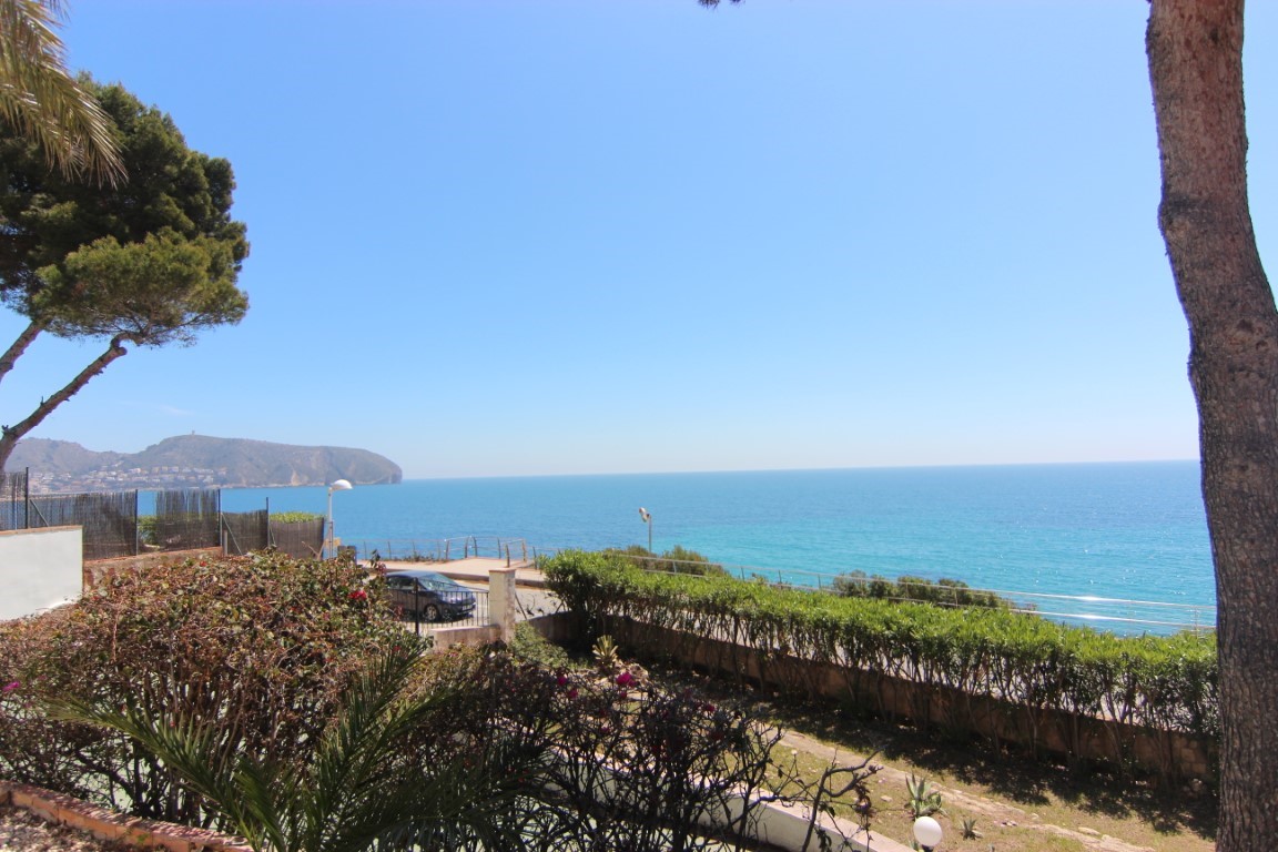 This beautiful villa is located on the first line and offers a beautiful view over