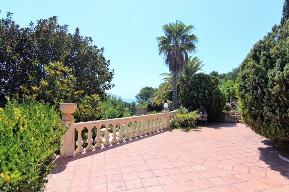 This very spacious villa with sea view is located within walking distance of the