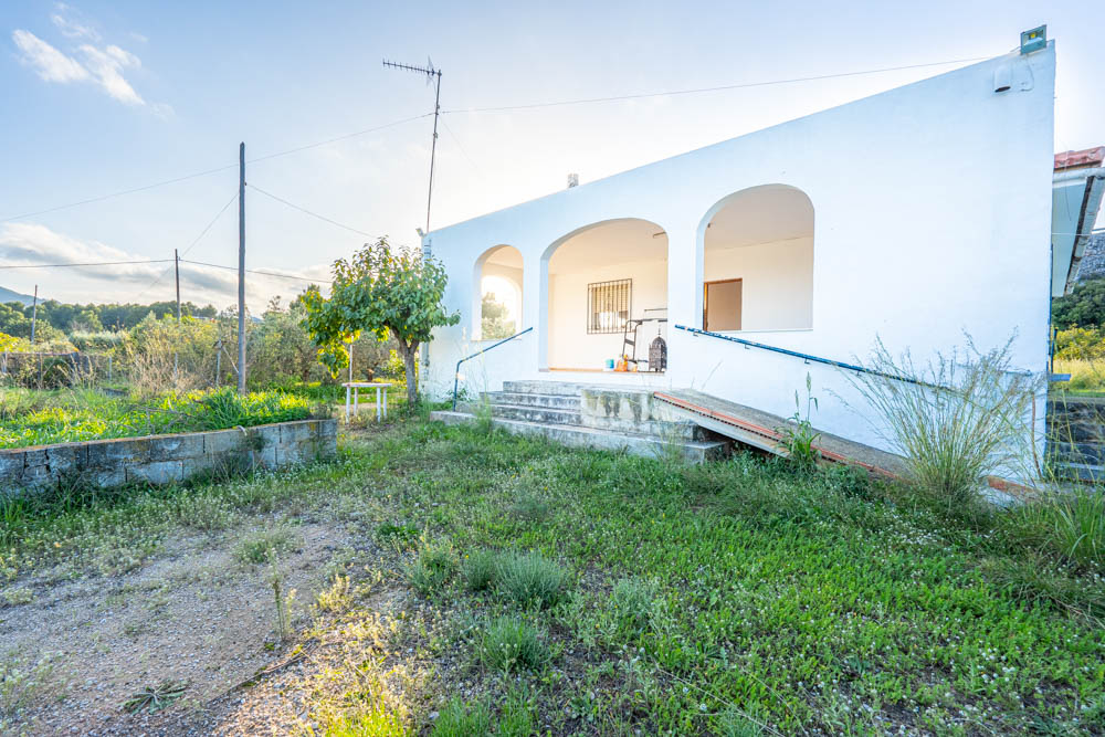 This single-storey villa is located in a rural area within walking distance from
