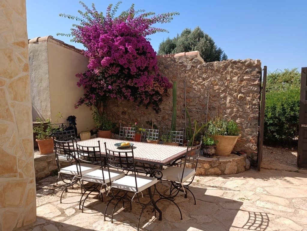 This authentic Spanish finca is located near the center of Jalon, surrounded by the