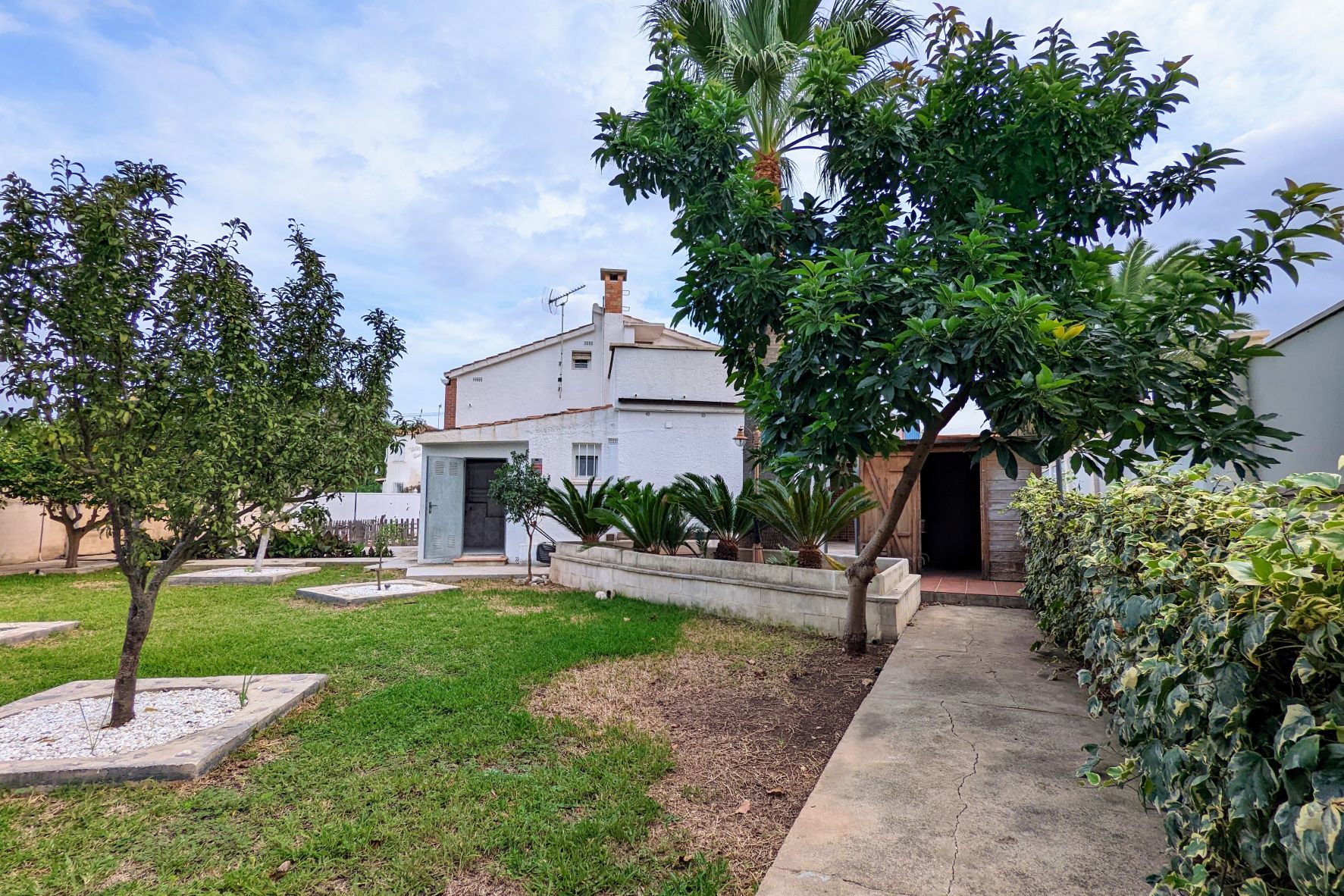Great villa for sale in Els Poblets. This spacious house has plenty of space to have