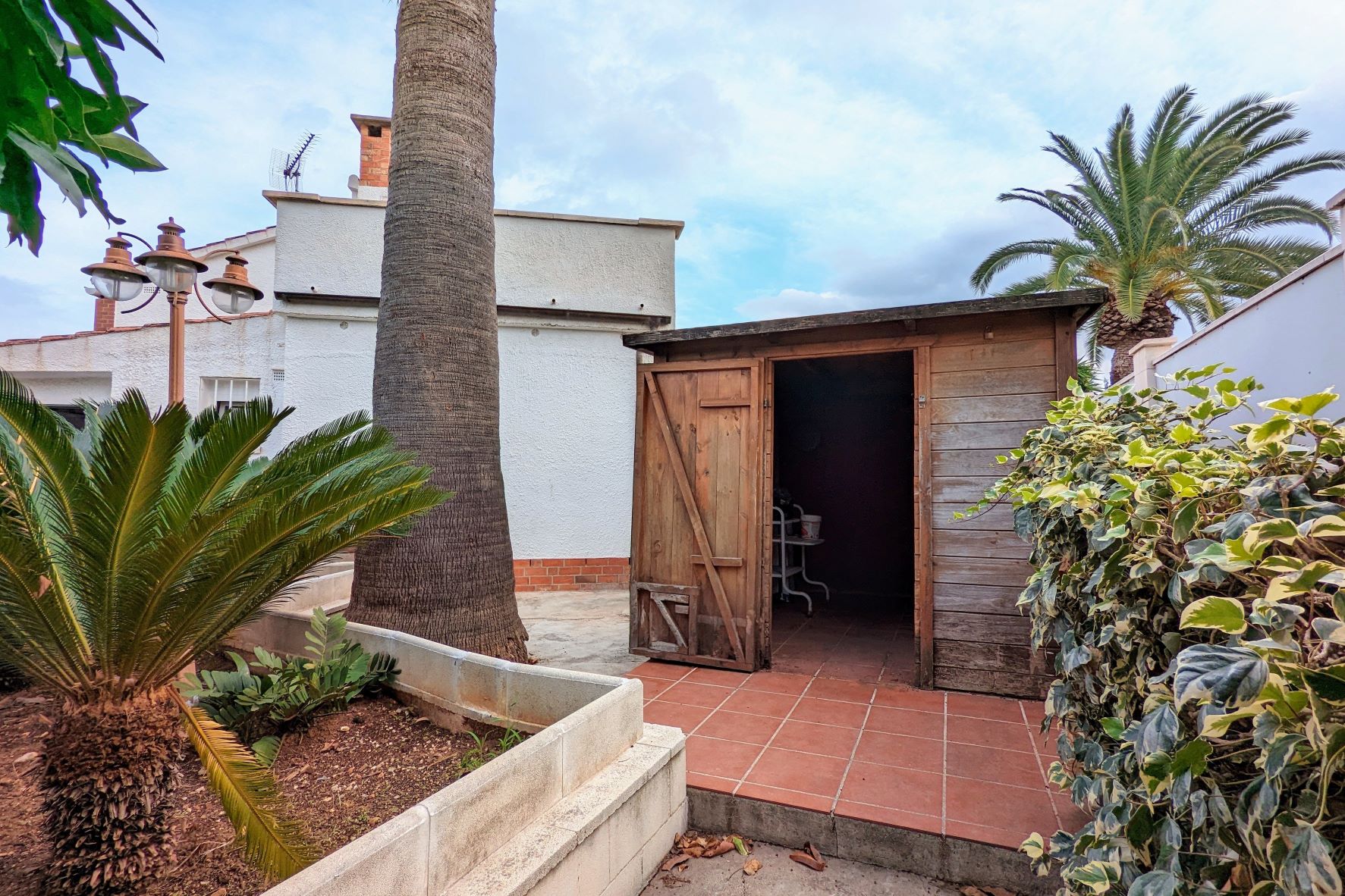 Great villa for sale in Els Poblets. This spacious house has plenty of space to have