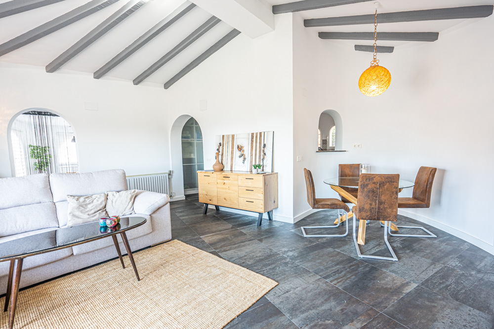 4223CAL - 4223CAL Villa rénovée avec vue sur la mer et bon potentiel locatif à vendre à proximité du centre de Calpe