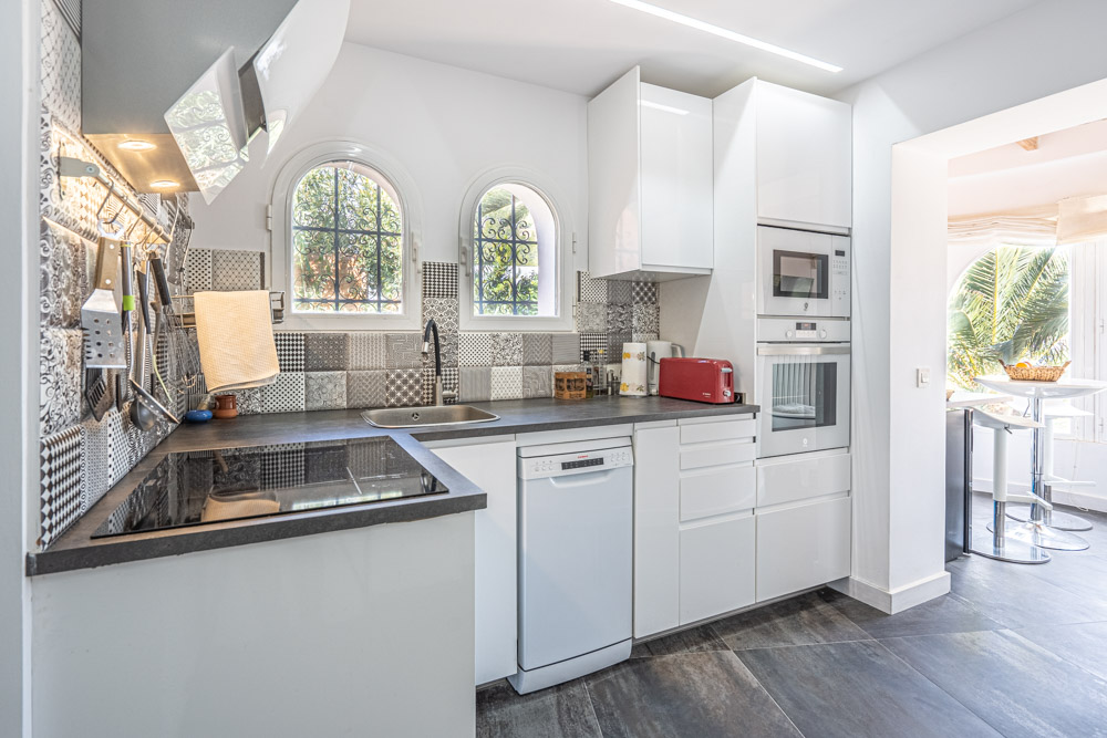 4223CAL - 4223CAL Villa rénovée avec vue sur la mer et bon potentiel locatif à vendre à proximité du centre de Calpe