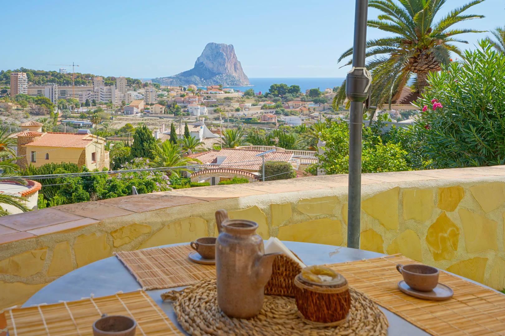 4223CAL - 4223CAL Villa rénovée avec vue sur la mer et bon potentiel locatif à vendre à proximité du centre de Calpe