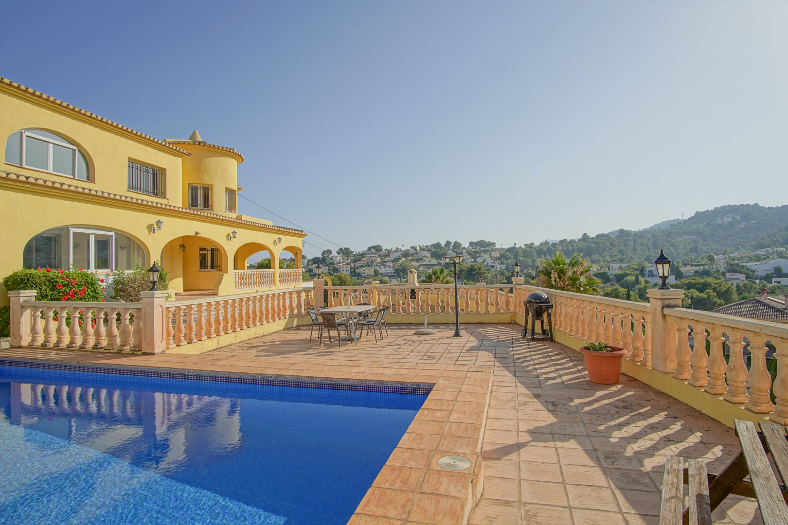 Villa with 4 apartments for sale in Benissa Costa, ideal if you want to generate