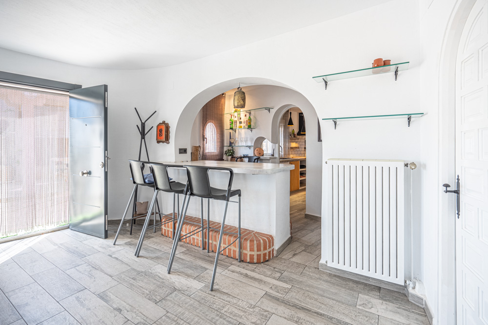 4223CAL - 4223CAL Villa rénovée avec vue sur la mer et bon potentiel locatif à vendre à proximité du centre de Calpe