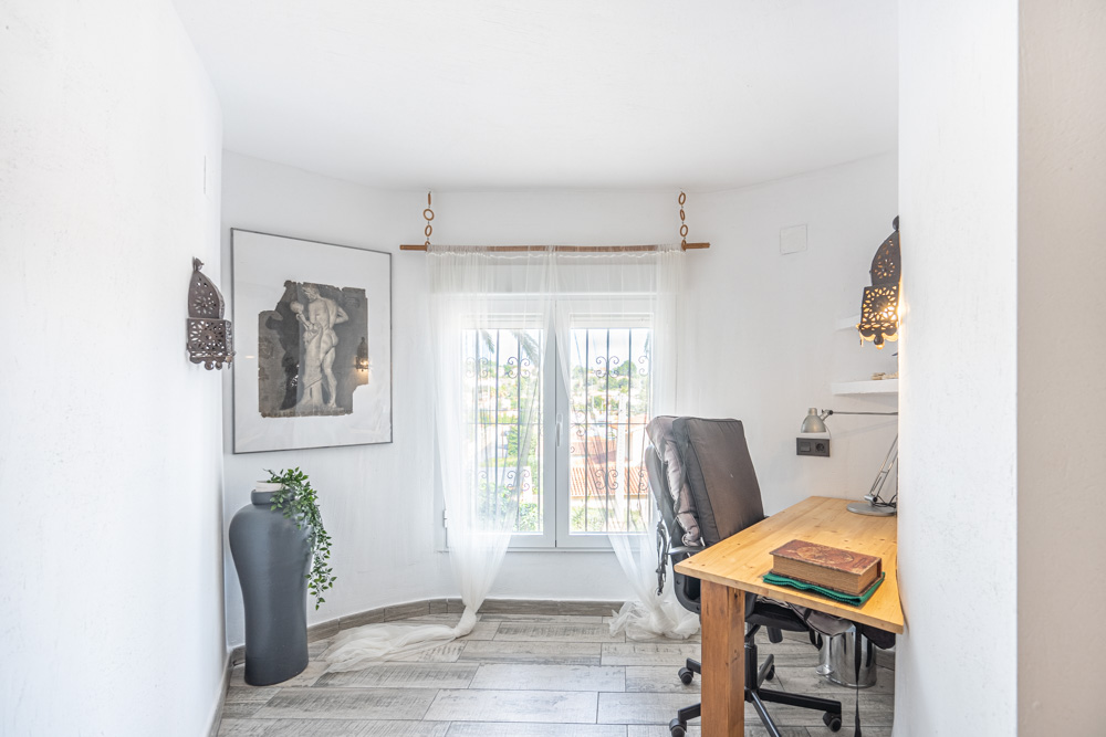 4223CAL - 4223CAL Villa rénovée avec vue sur la mer et bon potentiel locatif à vendre à proximité du centre de Calpe