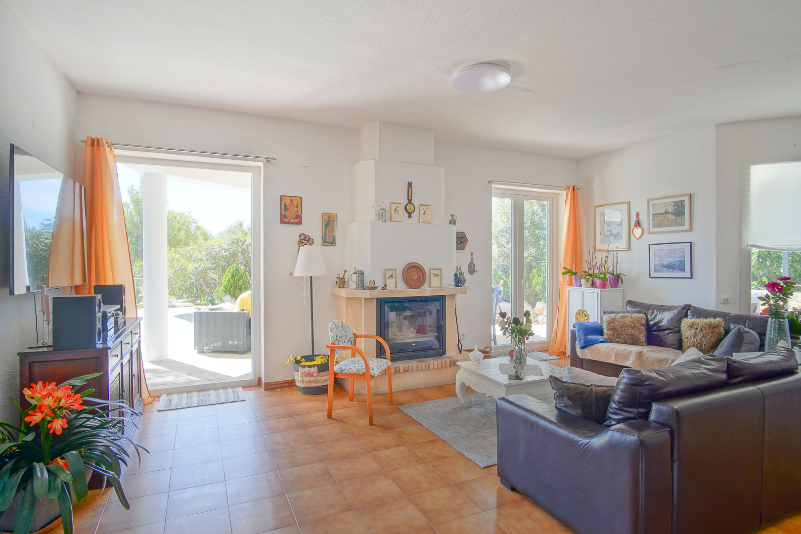 8256ALT Mediterrane Villa mit Teilblick auf das Meer und die Berge zum Verkauf in Altea.