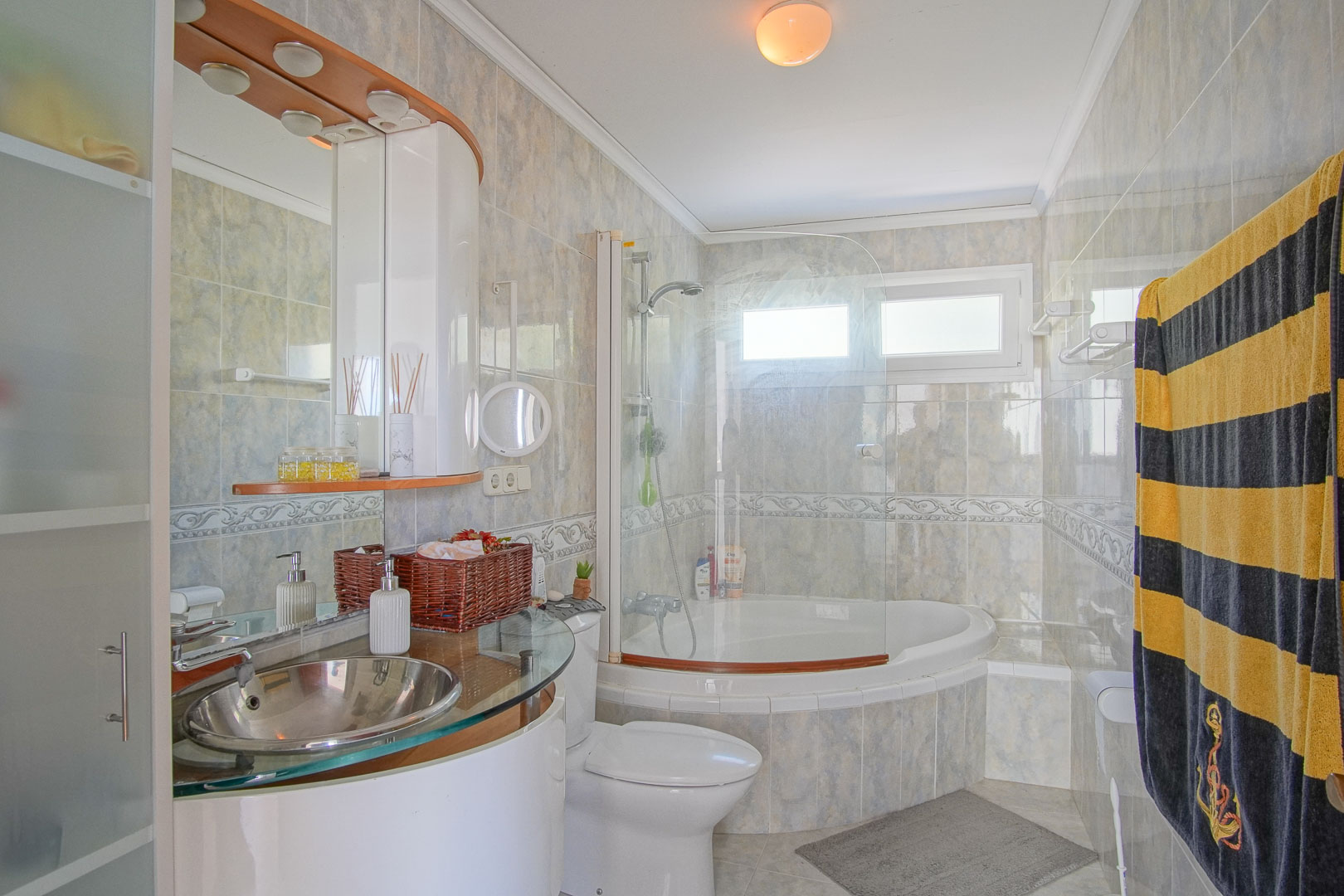 8256ALT Mediterrane Villa mit Teilblick auf das Meer und die Berge zum Verkauf in Altea.