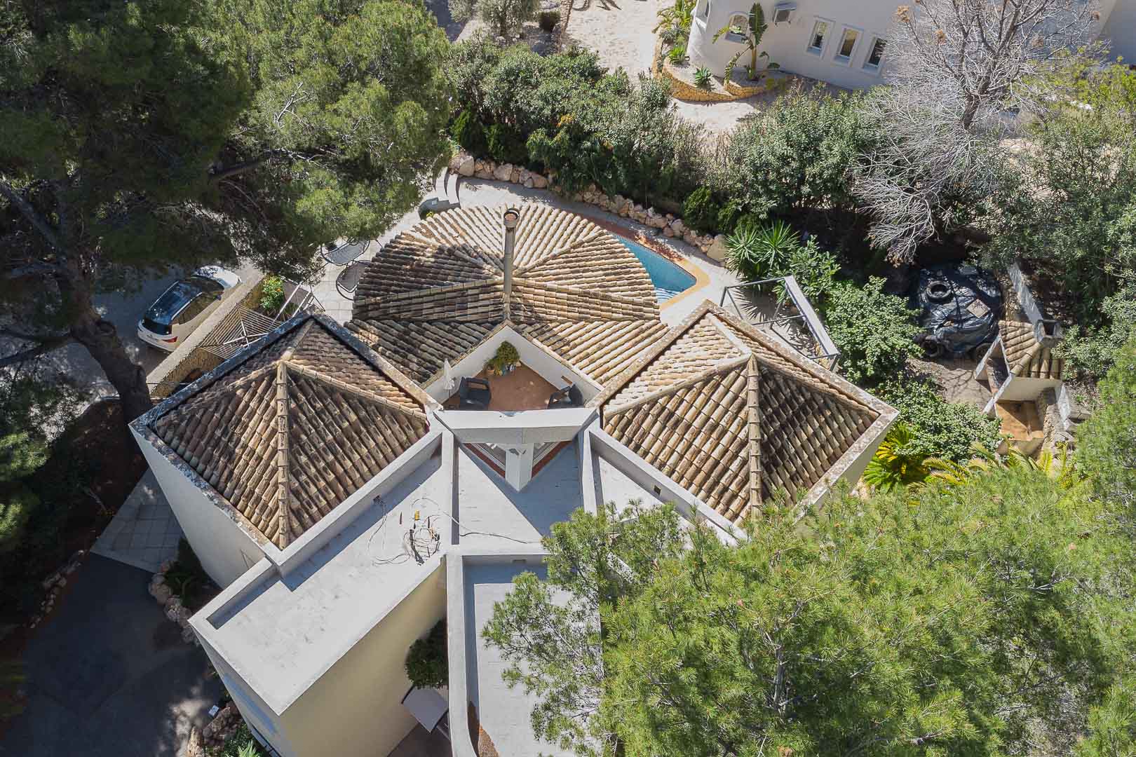 8256ALT Mediterrane Villa mit Teilblick auf das Meer und die Berge zum Verkauf in Altea.