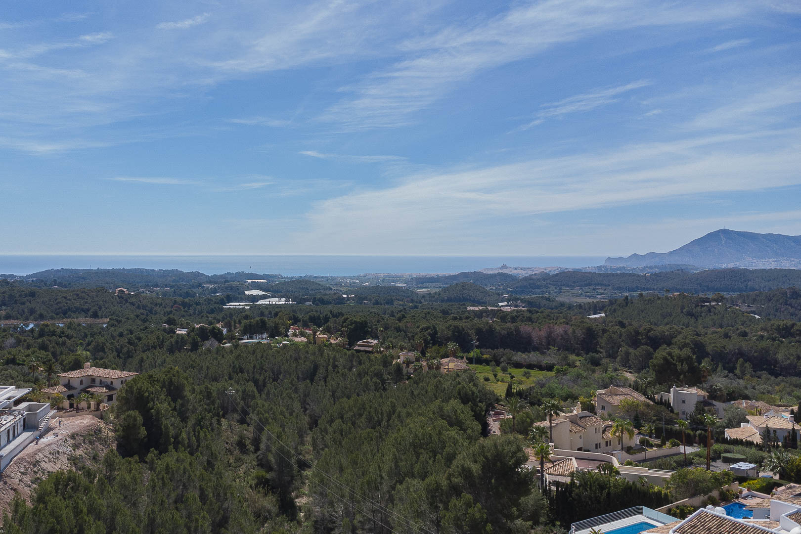 8256ALT Mediterrane Villa mit Teilblick auf das Meer und die Berge zum Verkauf in Altea.