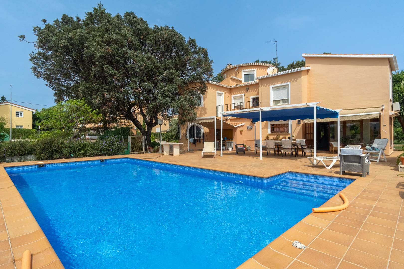 8290DEN Mediterrane Villa mit Pool, großem Grundstück, 550 m vom Strand entfernt und in der Nähe des Zentrums, zu verkaufen in Denia.