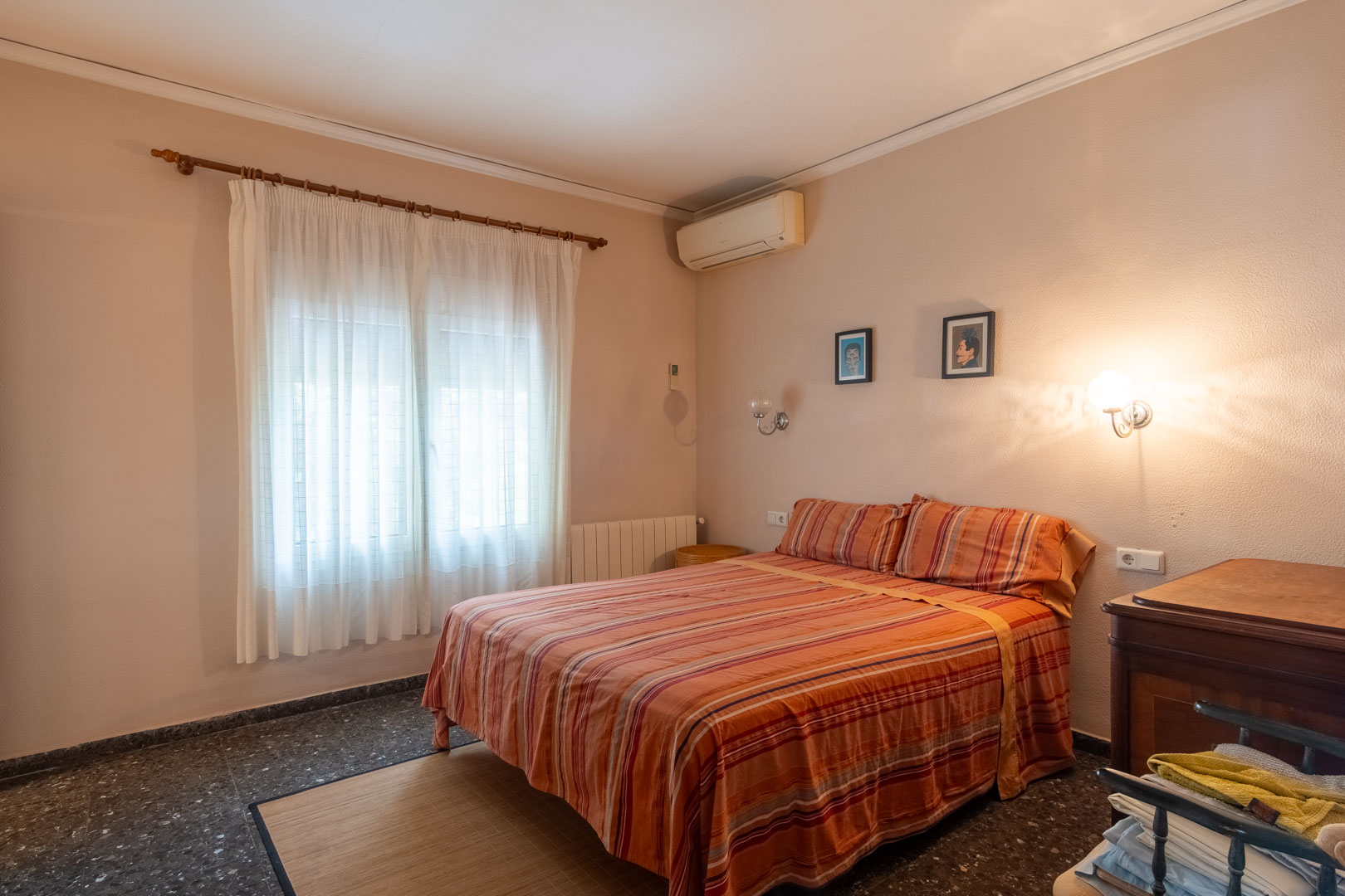 8290DEN Mediterrane Villa mit Pool, großem Grundstück, 550 m vom Strand entfernt und in der Nähe des Zentrums, zu verkaufen in Denia.