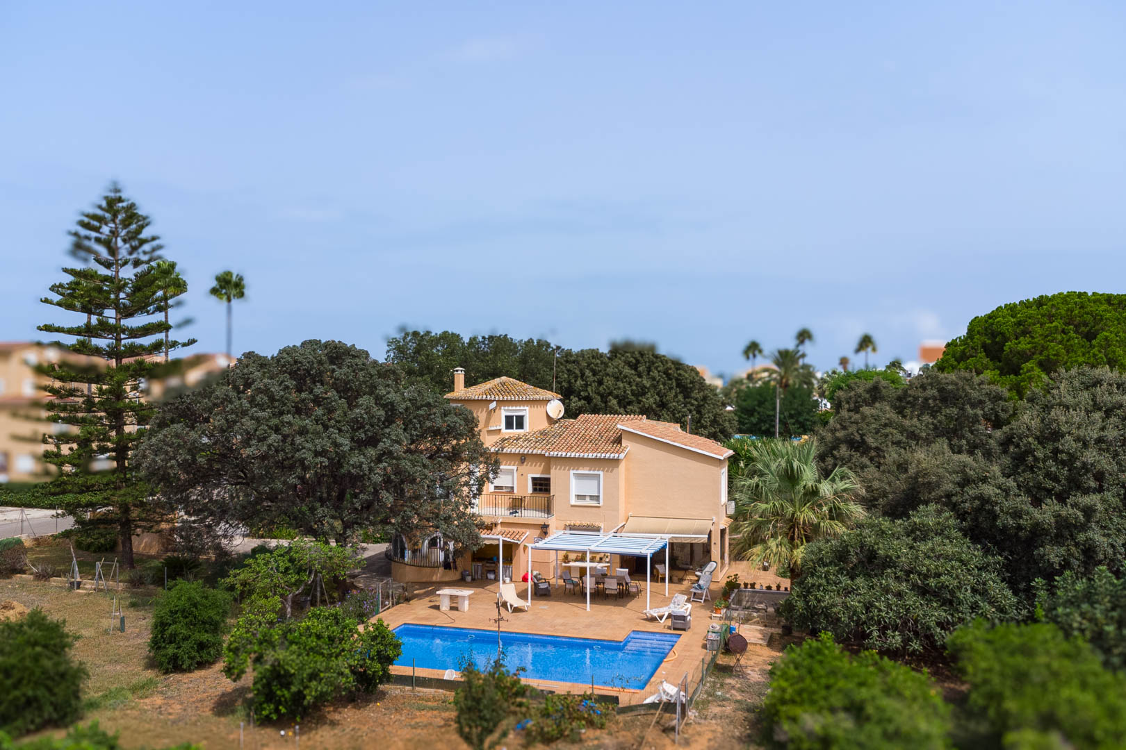8290DEN Mediterrane Villa mit Pool, großem Grundstück, 550 m vom Strand entfernt und in der Nähe des Zentrums, zu verkaufen in Denia.
