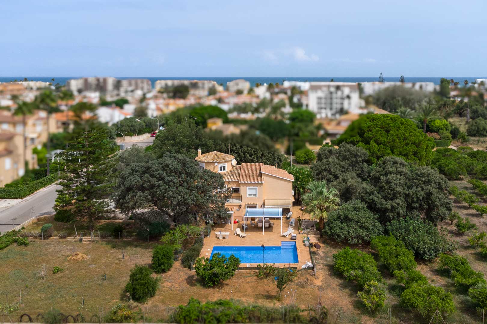 8290DEN Mediterrane Villa mit Pool, großem Grundstück, 550 m vom Strand entfernt und in der Nähe des Zentrums, zu verkaufen in Denia.