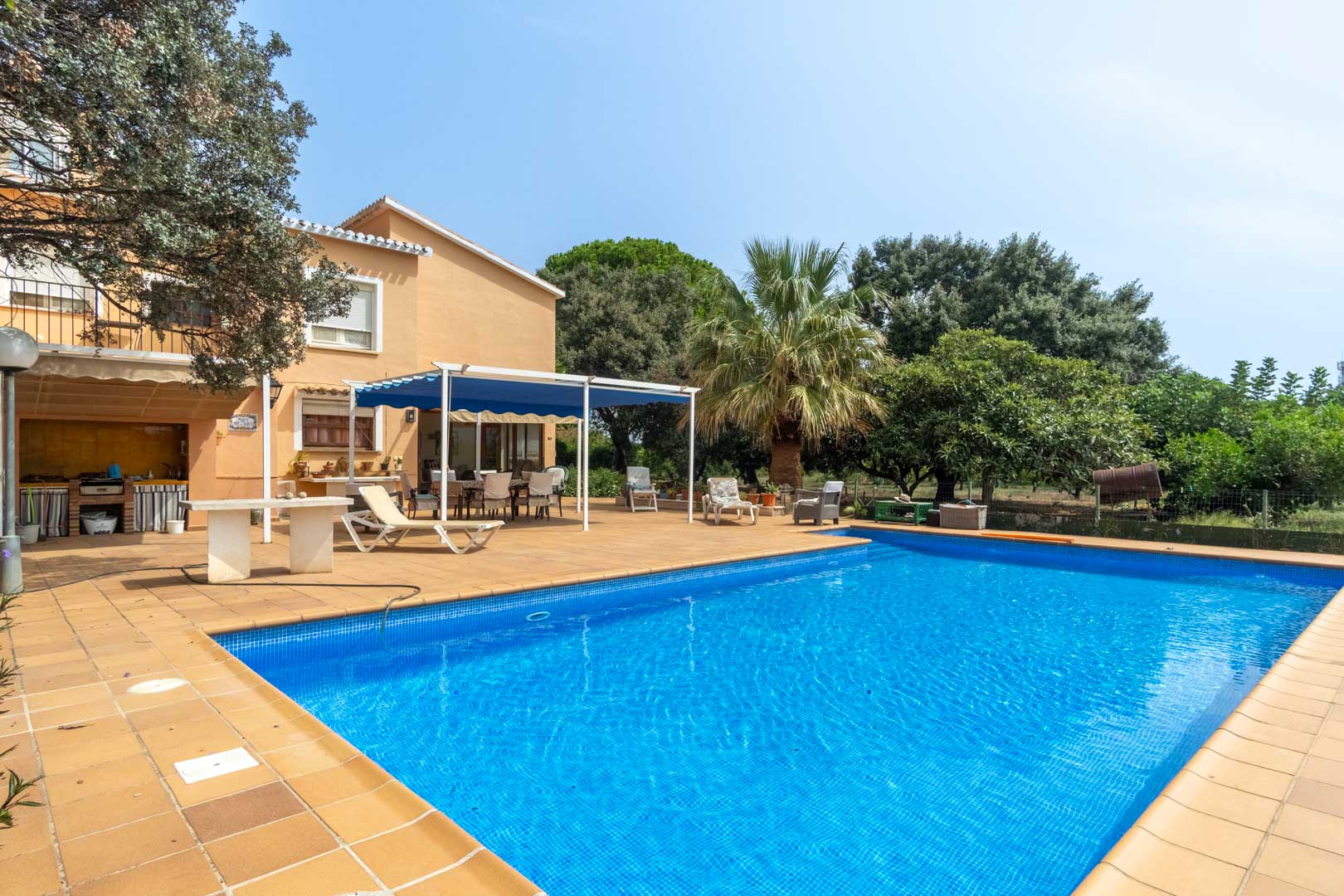 8290DEN Mediterrane Villa mit Pool, großem Grundstück, 550 m vom Strand entfernt und in der Nähe des Zentrums, zu verkaufen in Denia.