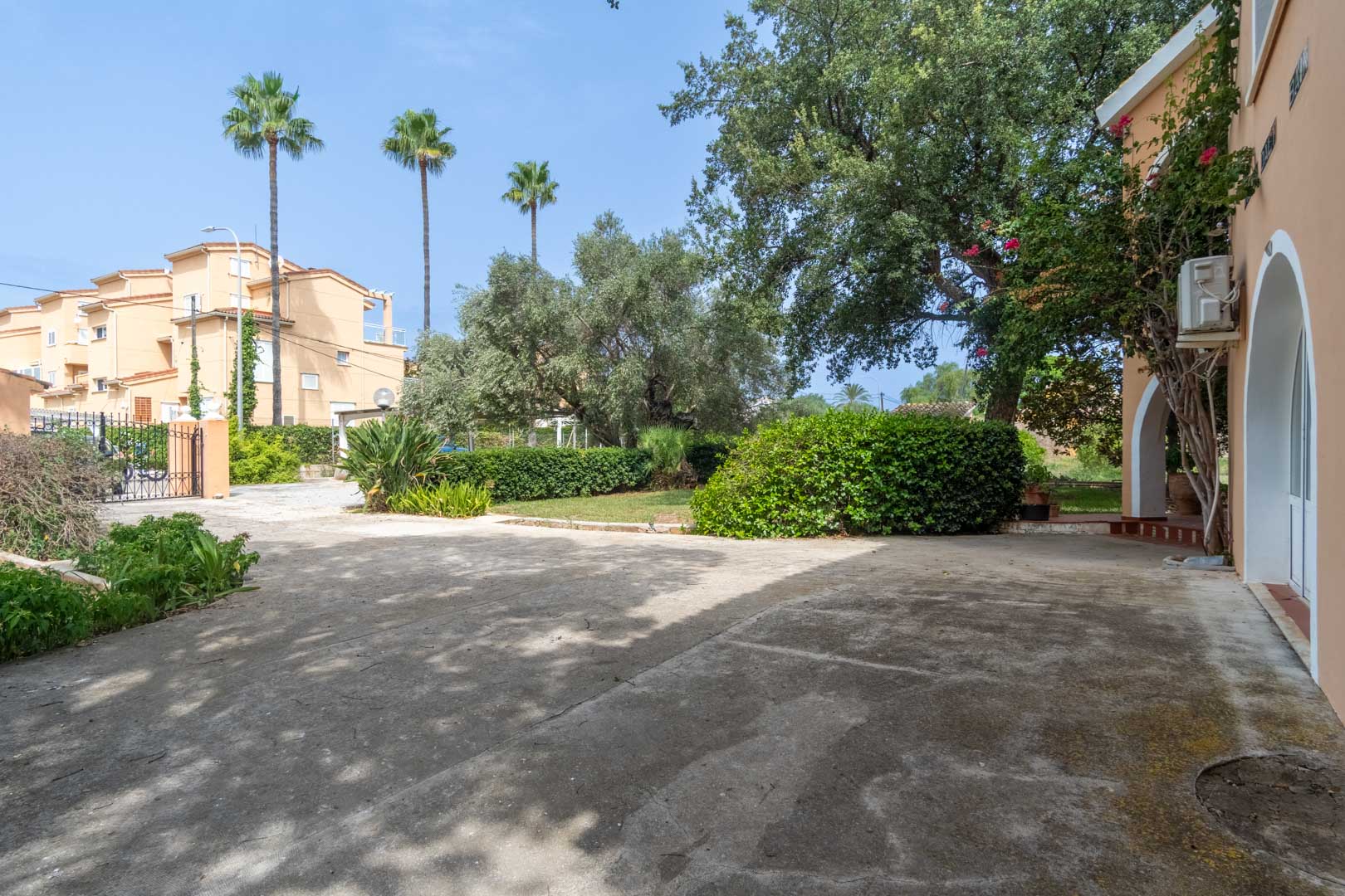 8290DEN Mediterrane Villa mit Pool, großem Grundstück, 550 m vom Strand entfernt und in der Nähe des Zentrums, zu verkaufen in Denia.