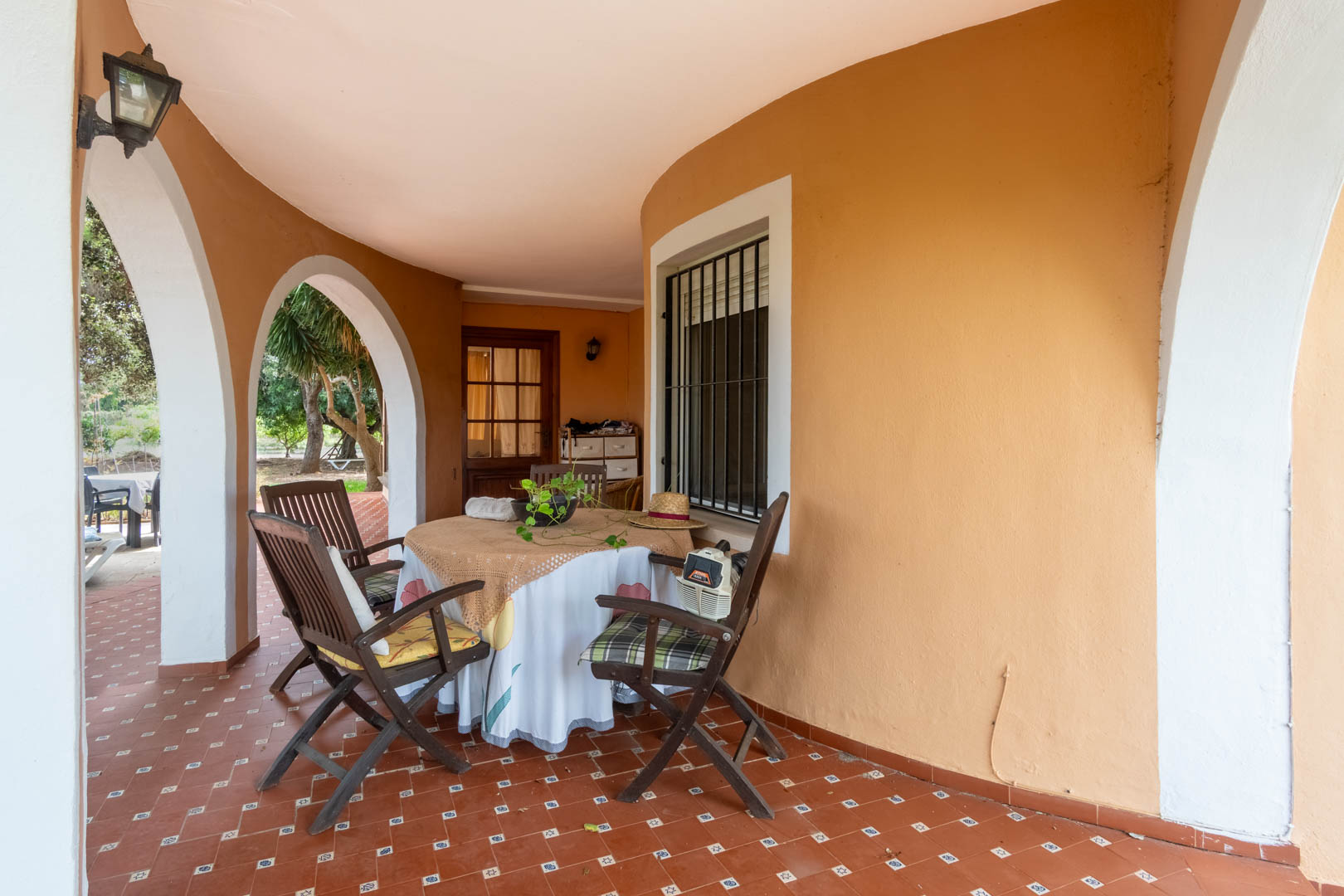 8290DEN Mediterrane Villa mit Pool, großem Grundstück, 550 m vom Strand entfernt und in der Nähe des Zentrums, zu verkaufen in Denia.