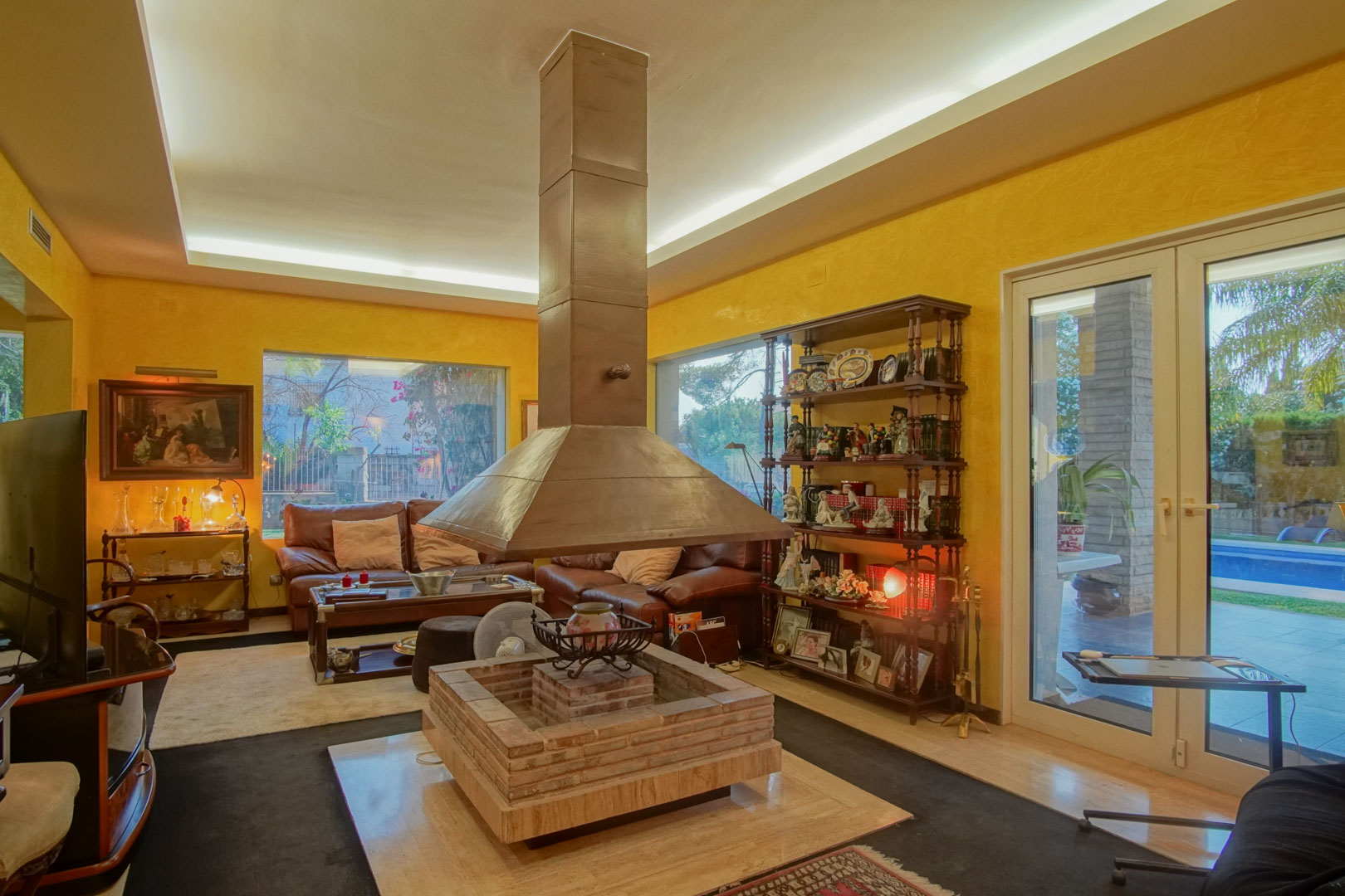 C3XY8287DEN - C3XY8287DEN Villa with pool for sale in Denia, with partial mountain and castle views.