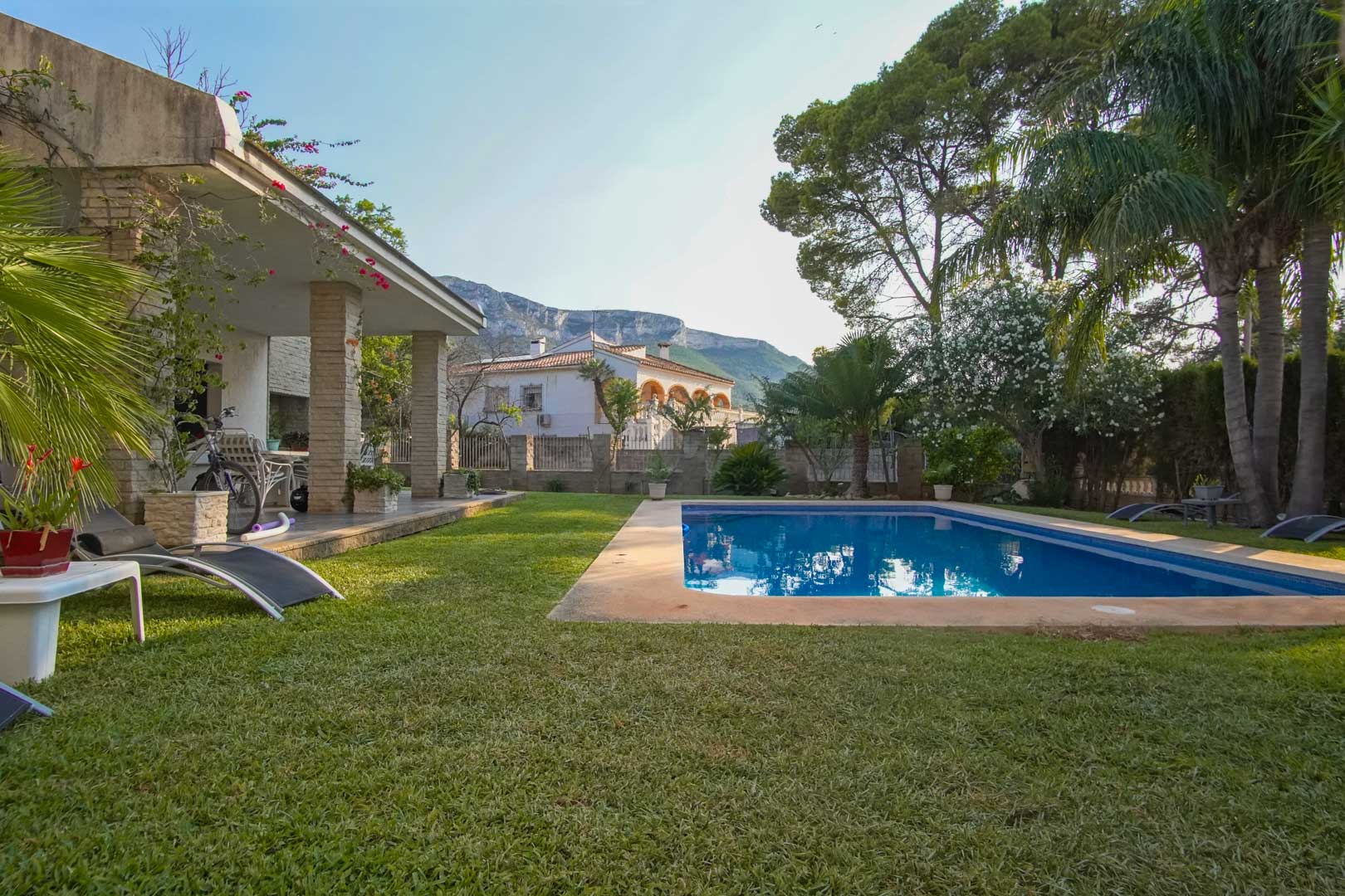 C3XY8287DEN - C3XY8287DEN Villa with pool for sale in Denia, with partial mountain and castle views.