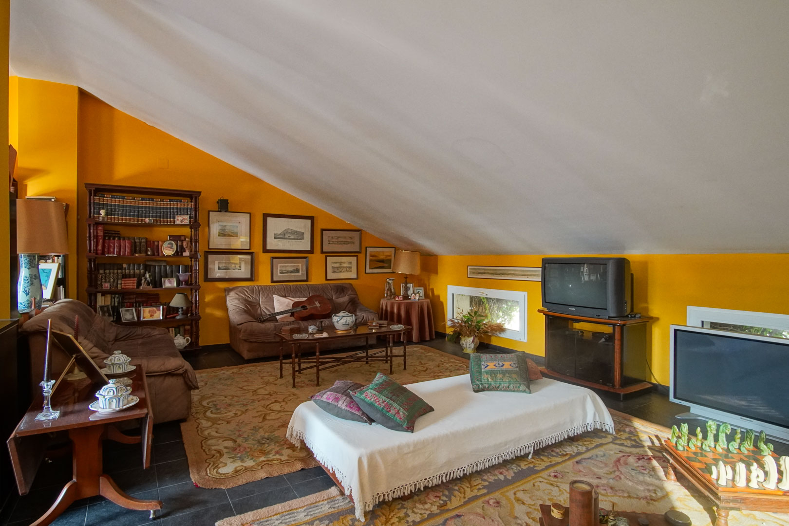 C3XY8287DEN - C3XY8287DEN Villa with pool for sale in Denia, with partial mountain and castle views.