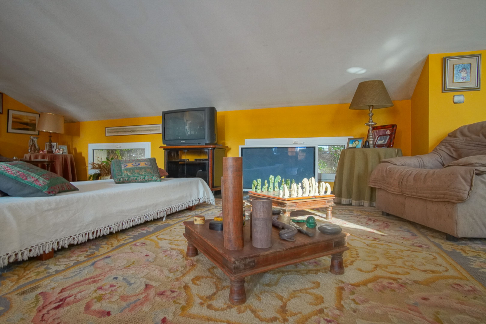 C3XY8287DEN - C3XY8287DEN Villa with pool for sale in Denia, with partial mountain and castle views.