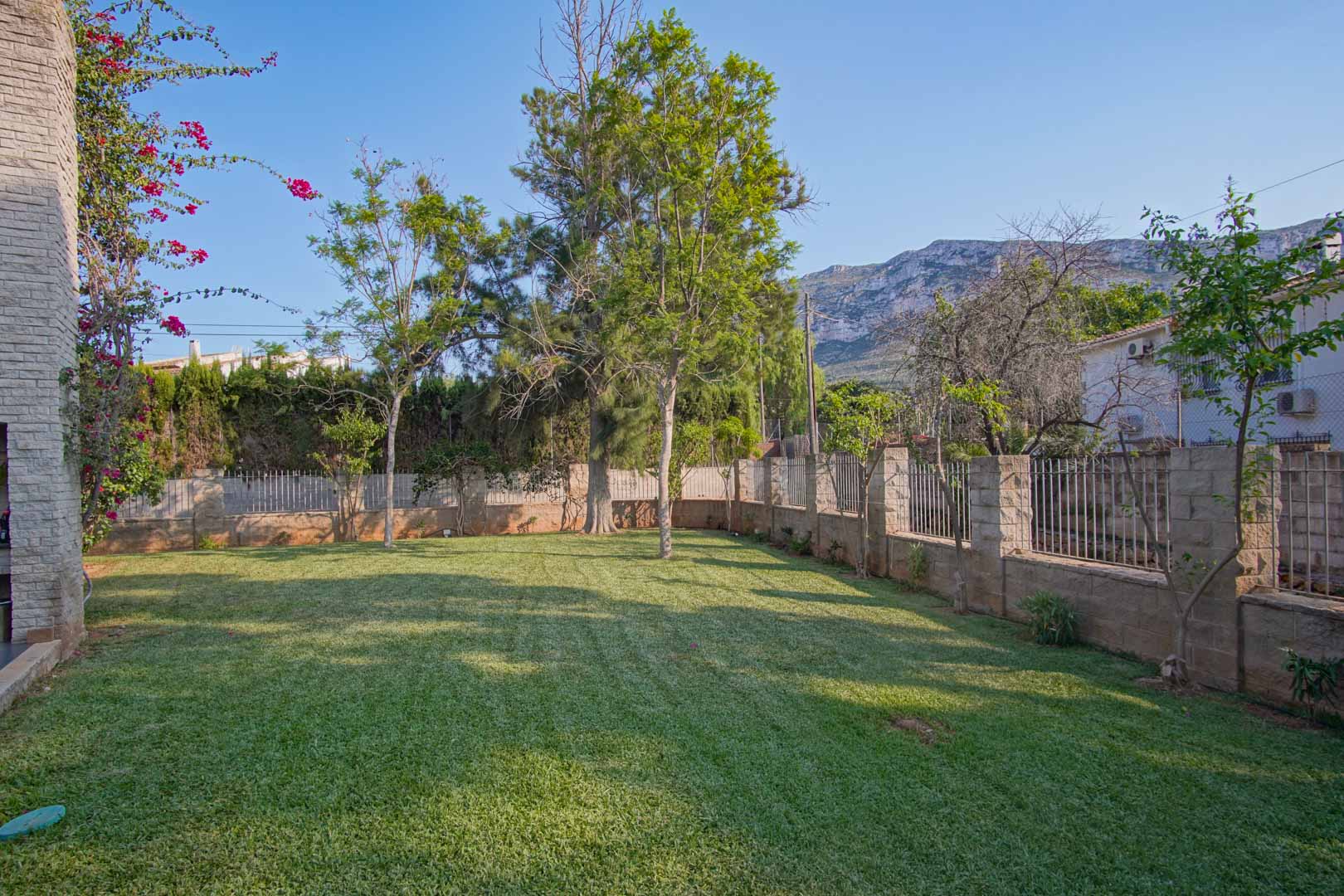 C3XY8287DEN - C3XY8287DEN Villa with pool for sale in Denia, with partial mountain and castle views.