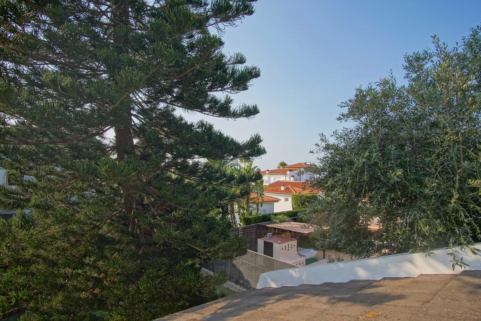 C3XY8287DEN - C3XY8287DEN Villa with pool for sale in Denia, with partial mountain and castle views.