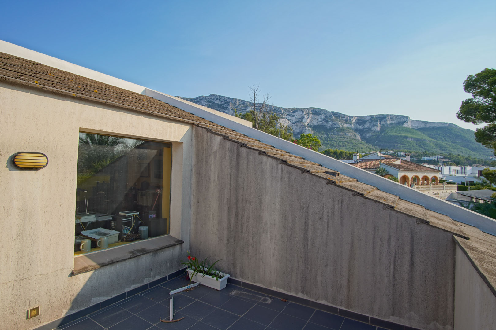 C3XY8287DEN - C3XY8287DEN Villa with pool for sale in Denia, with partial mountain and castle views.