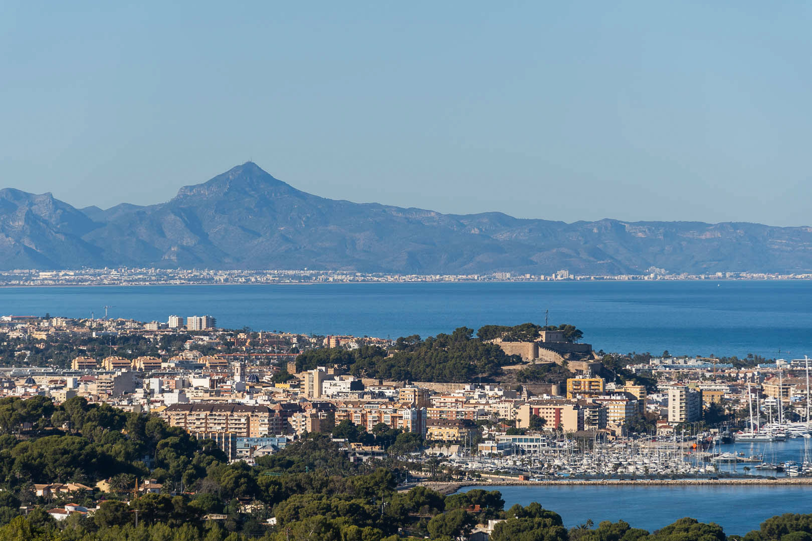 C3XY8287DEN - C3XY8287DEN Villa with pool for sale in Denia, with partial mountain and castle views.