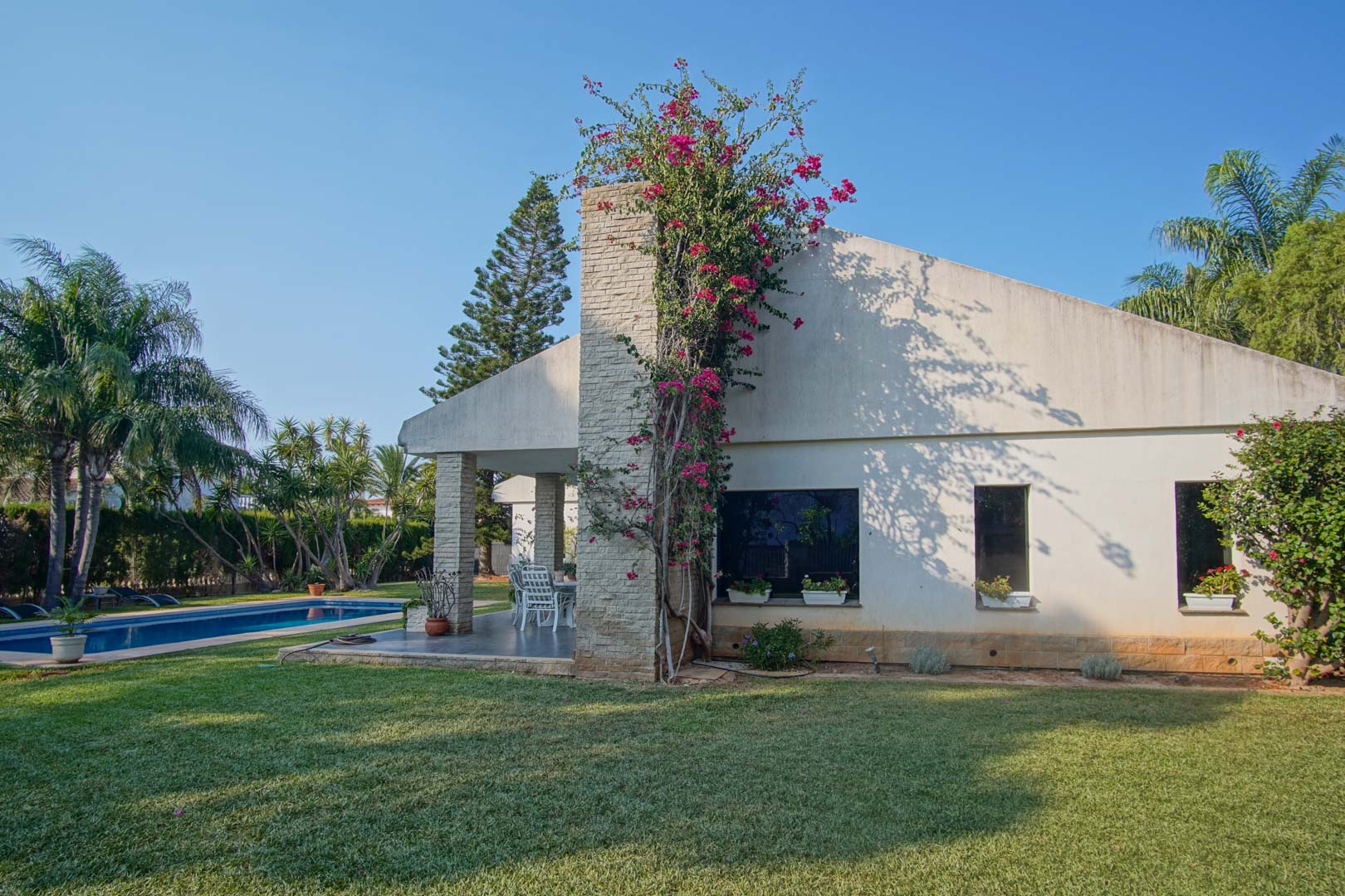 C3XY8287DEN - C3XY8287DEN Villa with pool for sale in Denia, with partial mountain and castle views.