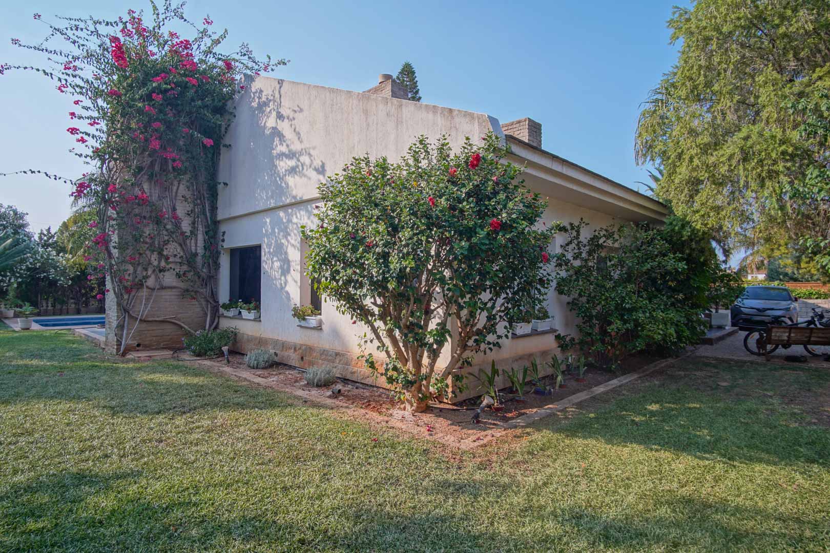 C3XY8287DEN - C3XY8287DEN Villa with pool for sale in Denia, with partial mountain and castle views.