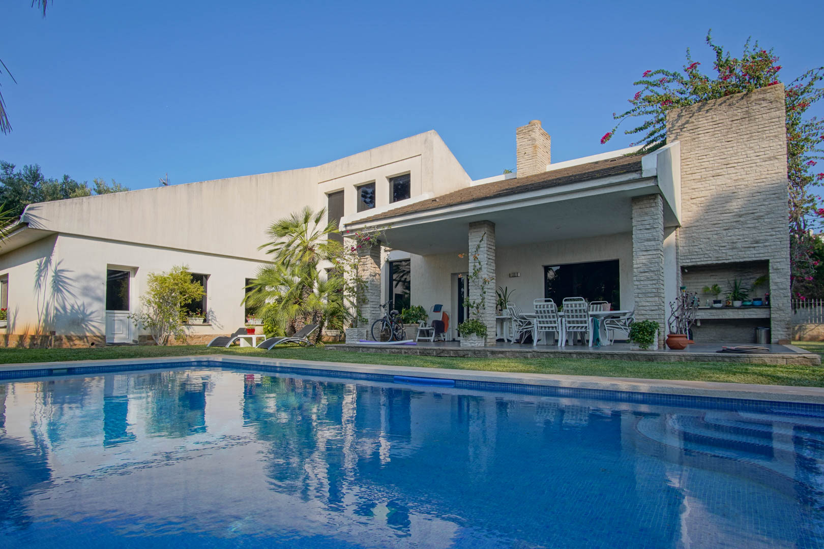 C3XY8287DEN - C3XY8287DEN Villa with pool for sale in Denia, with partial mountain and castle views.