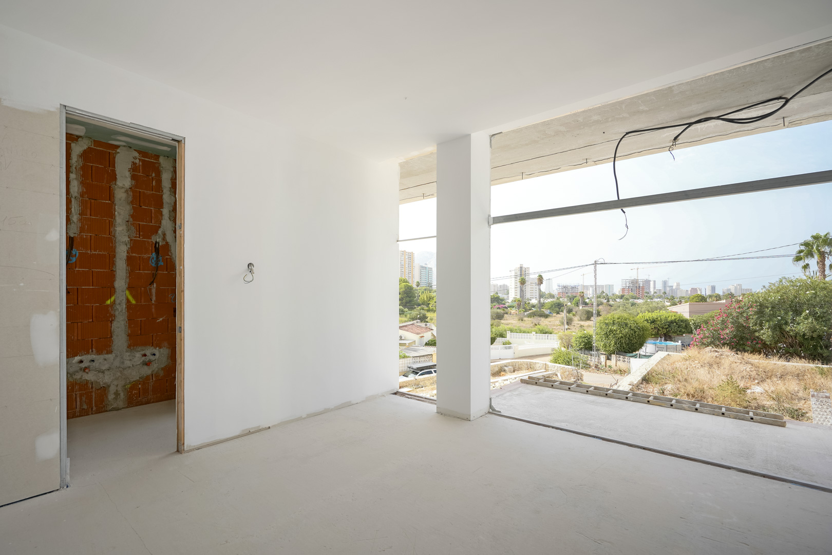 4570CAL Moderna villa de obra nueva a 500 m de la playa, en venta en Calpe