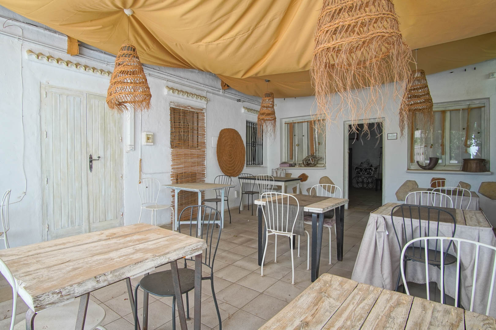 8293DEN Villa y comercio con vistas parciales al mar a la venta en Las Rotas, Denia.