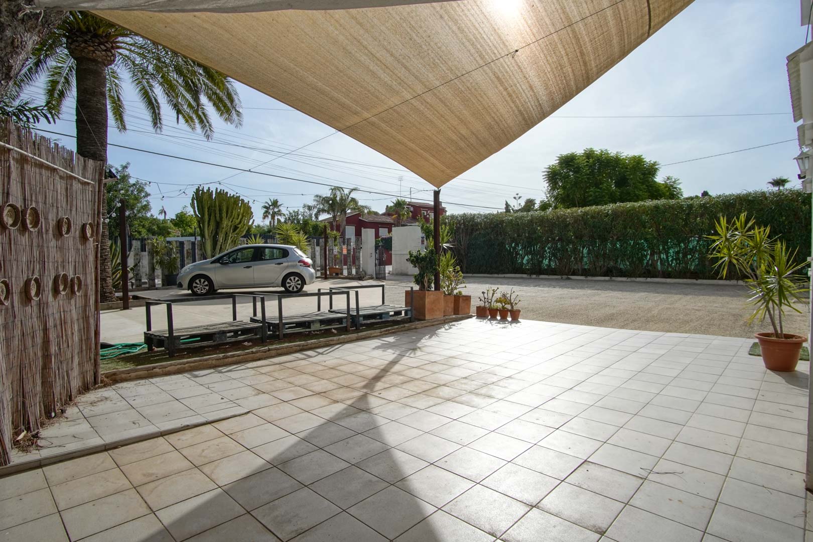 8293DEN Villa y comercio con vistas parciales al mar a la venta en Las Rotas, Denia.