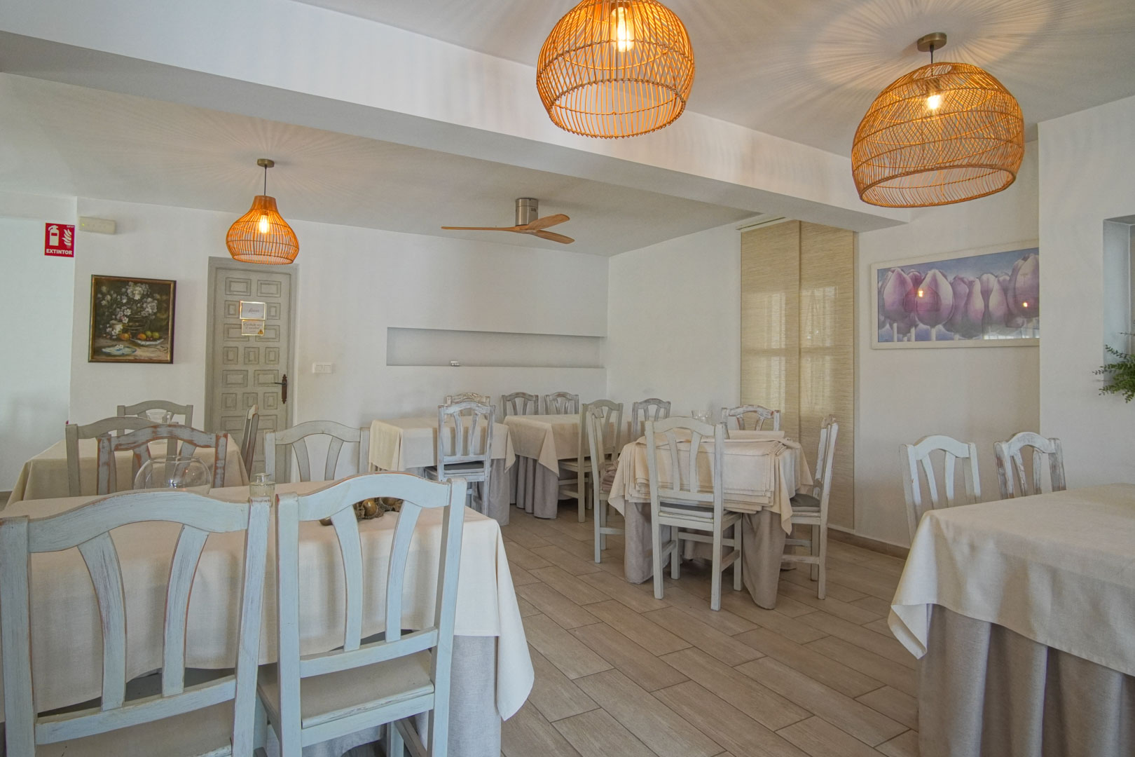 8293DEN Villa y comercio con vistas parciales al mar a la venta en Las Rotas, Denia.