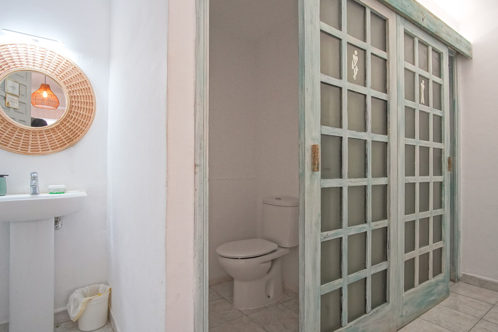 8293DEN Villa y comercio con vistas parciales al mar a la venta en Las Rotas, Denia.