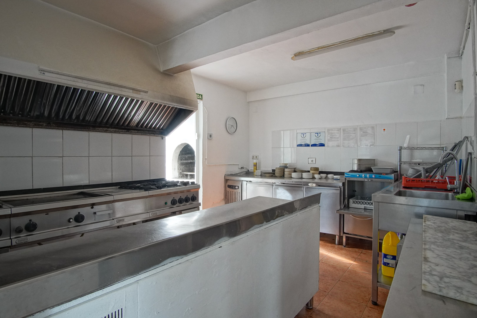 8293DEN Villa y comercio con vistas parciales al mar a la venta en Las Rotas, Denia.