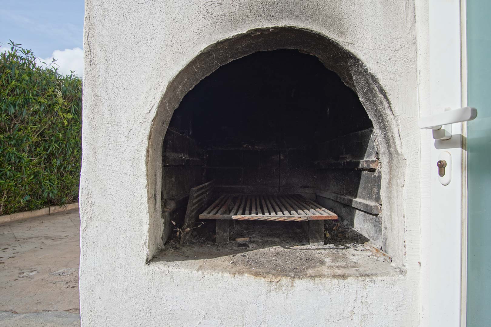 8293DEN Villa y comercio con vistas parciales al mar a la venta en Las Rotas, Denia.