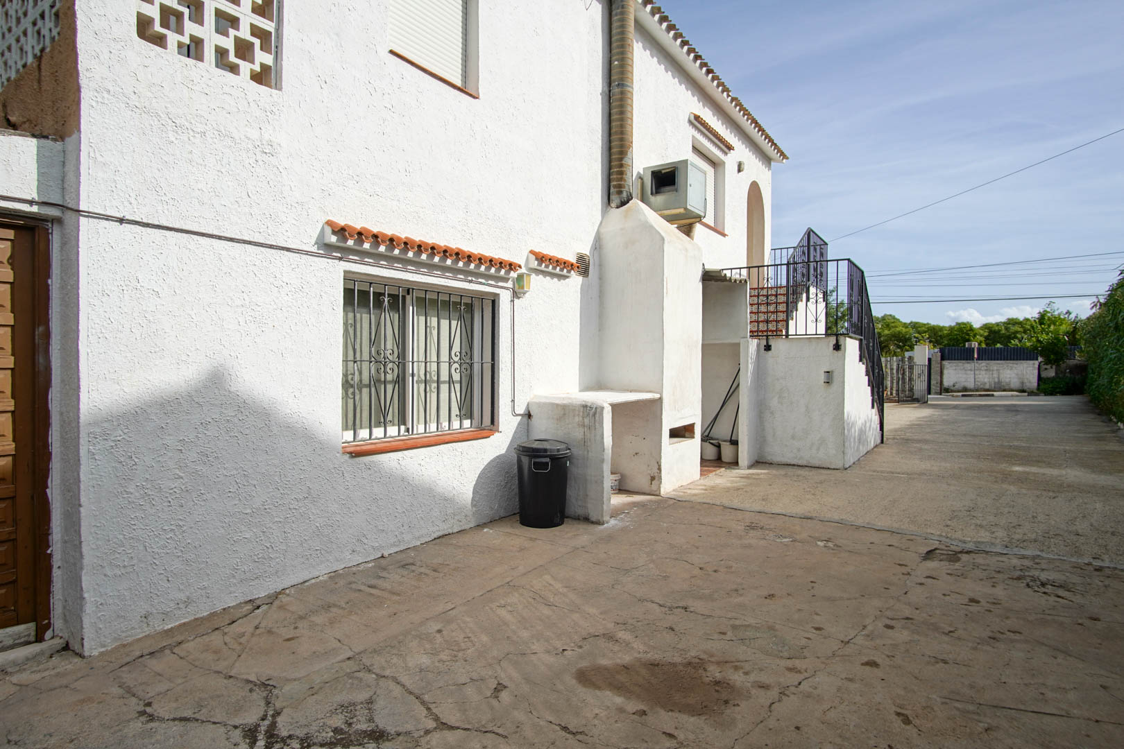 8293DEN Villa y comercio con vistas parciales al mar a la venta en Las Rotas, Denia.
