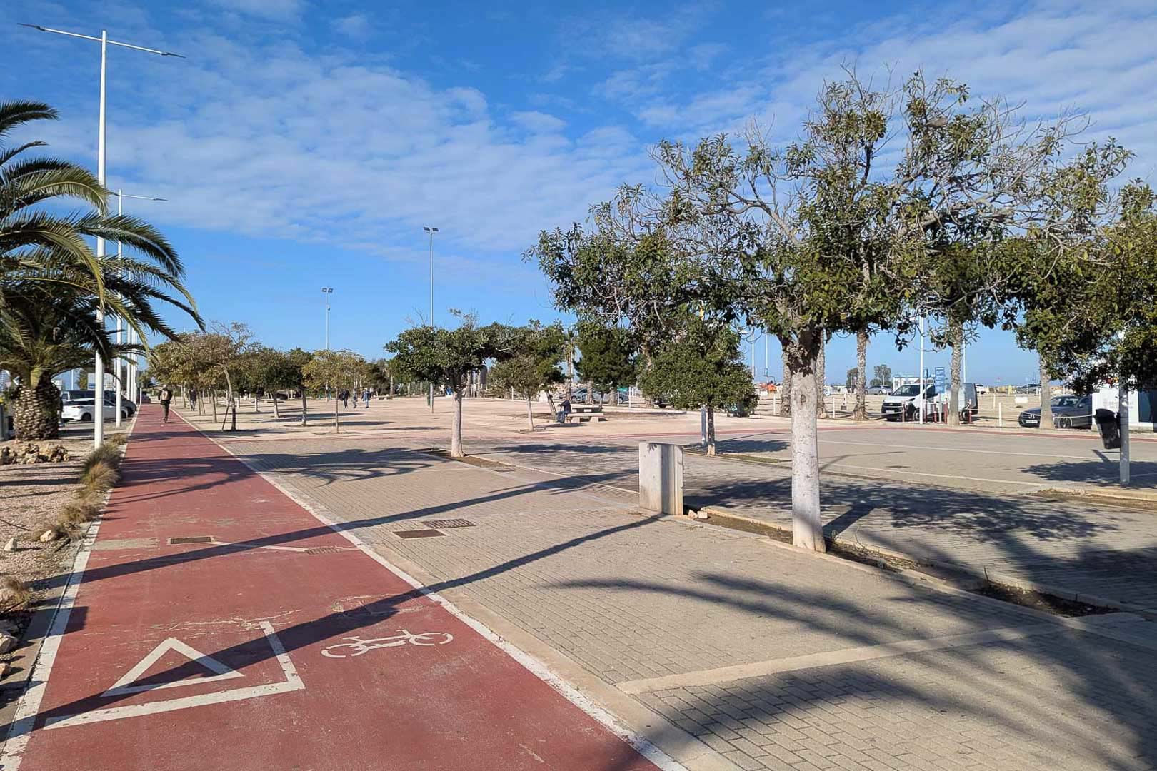 8293DEN Villa y comercio con vistas parciales al mar a la venta en Las Rotas, Denia.