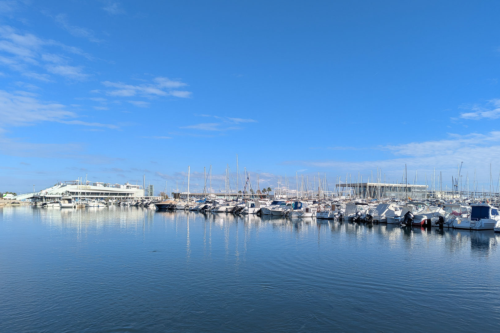 8293DEN Villa y comercio con vistas parciales al mar a la venta en Las Rotas, Denia.