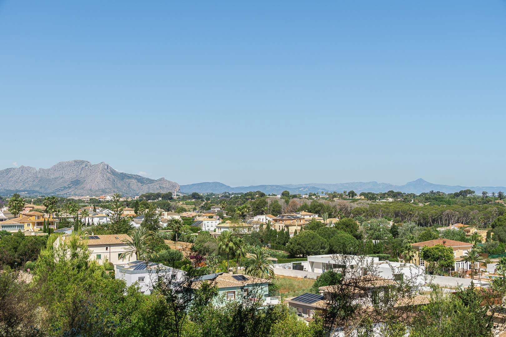 8293DEN Villa y comercio con vistas parciales al mar a la venta en Las Rotas, Denia.