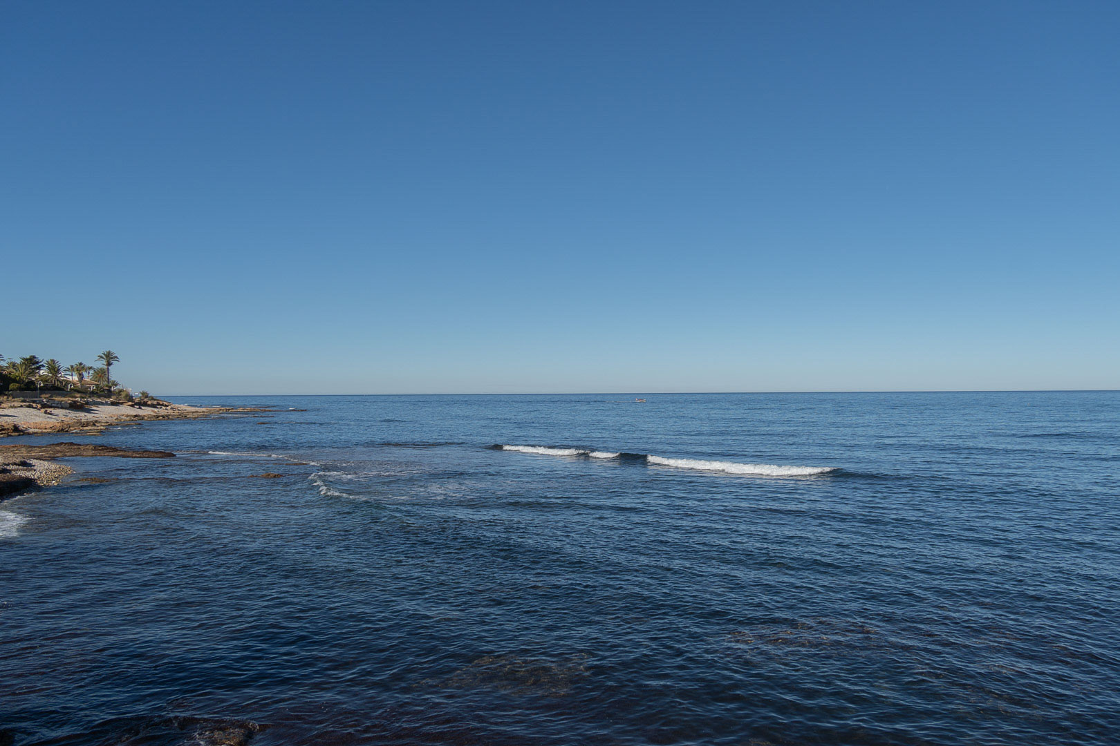 8293DEN Villa y comercio con vistas parciales al mar a la venta en Las Rotas, Denia.