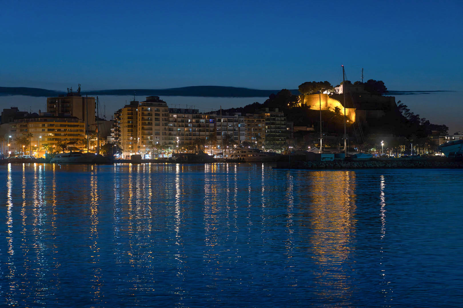 8293DEN Villa y comercio con vistas parciales al mar a la venta en Las Rotas, Denia.