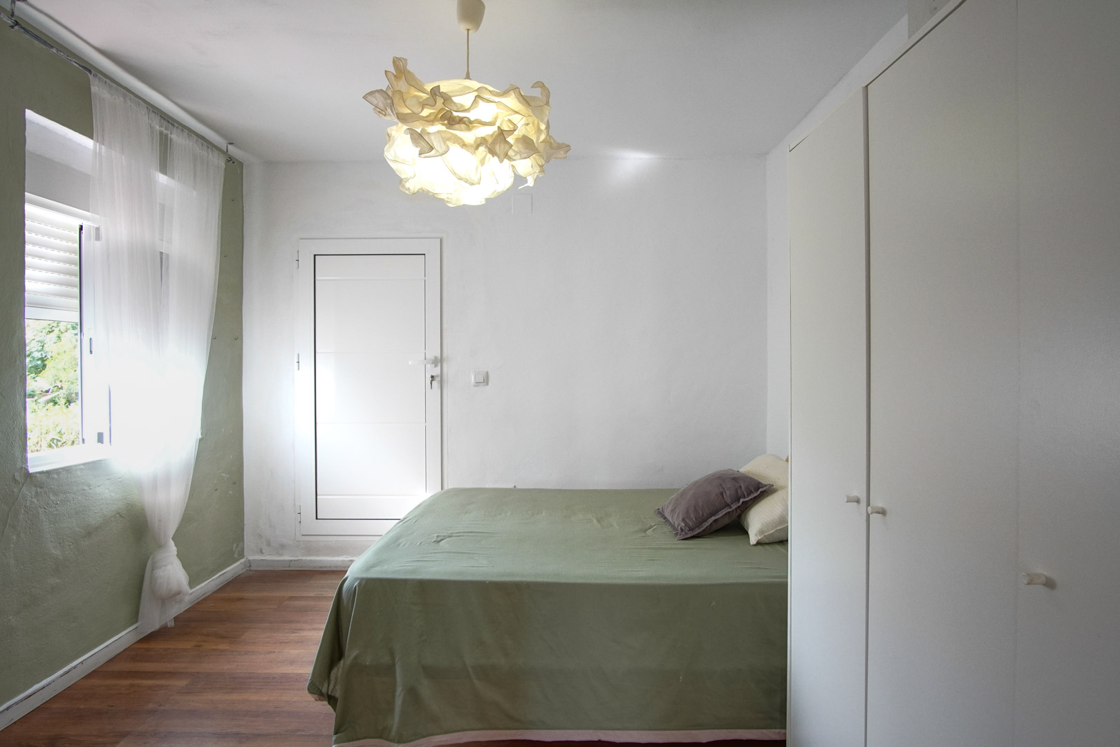 8293DEN Villa y comercio con vistas parciales al mar a la venta en Las Rotas, Denia.